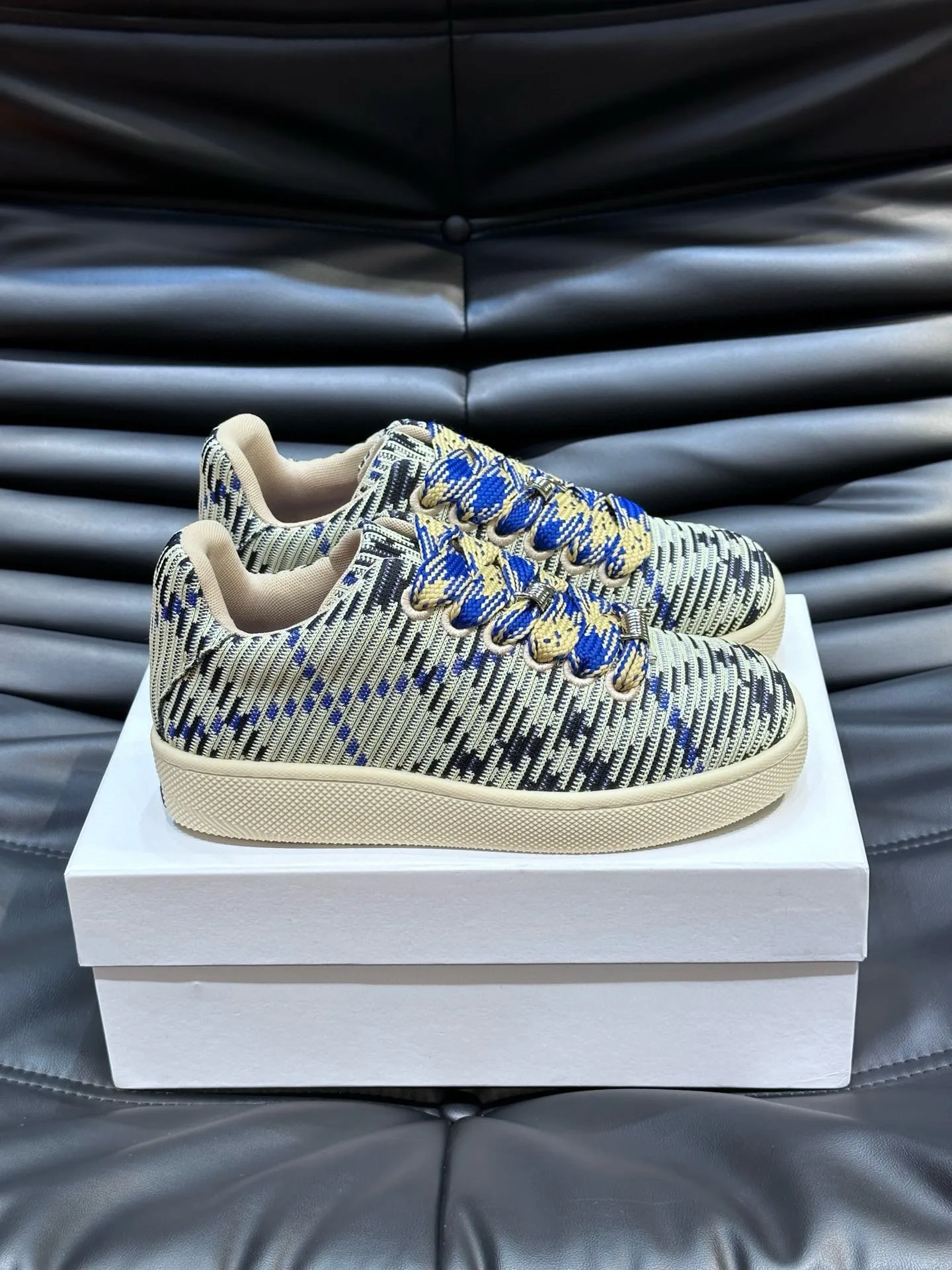 Factory price: 458💰Burberry Box series👫 Thick-soled casual sports shoes for couples, cool sneakers and bread shoes, purchased and developed from the original version, the top version of Box series sports shoes, made of original plaid/knitted fabric, embellished with EKD embossing. Made of mesh lining, the laces are decorated with metal coils, the rubber sole is decorated with the Burberry letter logo, and the original molded 3.5CM two-color T men's shoe 💰U outsole! Code number: 35-45 (35-45 customized)